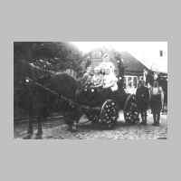 022-0154 Erntedankfest in Goldbach. Aufstellung zum Festumzug. Stehend auf dem Wagen Gertrud Mombrei..jpg